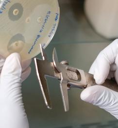 Dans les centres de recherche en Ouganda et au Niger, Epicentre peut utiliser ses propres laboratoires.