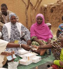 Distribution de la chimioprévention du paludisme saisonnier dans le village malien