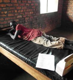 Emmanuel, 19 ans, du village de Sukadi, dans le nord de la RDC, se remet d'une ponction lombaire et attend d'être traité pour la première phase de la maladie du sommeil.