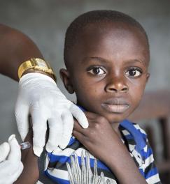 Garçon est vacciné contre la fièvre jaune