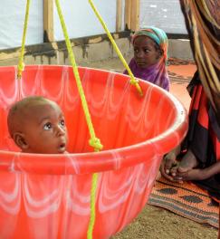 Pèse d'un enfants au Tchad