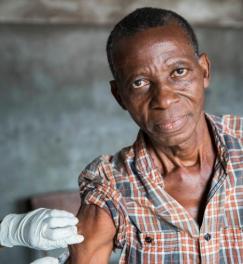 Un homme se fait vacciner contre la fièvre jaune à Kinshasa, en RDC. © Dieter Telemans