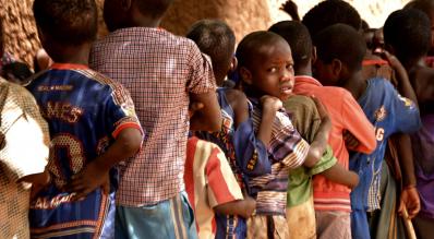 De jeunes garçons attendent d'être vaccinés contre la méningite, dans un village du Niger lors d'une épidémie en 2018. Plus de 33 620 personnes âgées de 2 à 29 ans ont été vaccinées