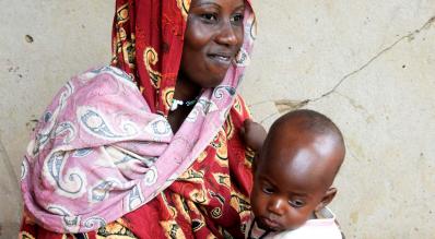 Mère et le bébé fréquentent l'unité mobile de malnutrition