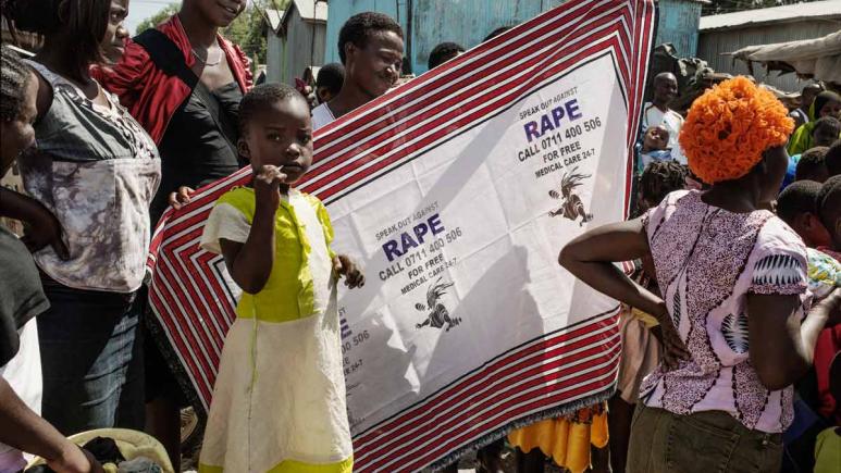 Une équipe de sensibilisation se rend régulièrement dans la communauté pour sensibiliser la population, prévenir la violence sexuelle et informer les habitants de la disponibilité de l'assistance médicale et sociale à Nairobi (Kenya).