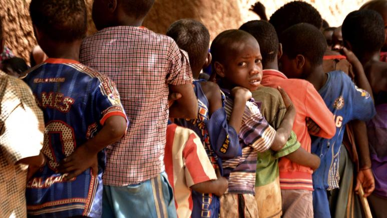 De jeunes garçons attendent d'être vaccinés contre la méningite, dans un village du Niger lors d'une épidémie en 2018. Plus de 33 620 personnes âgées de 2 à 29 ans ont été vaccinées