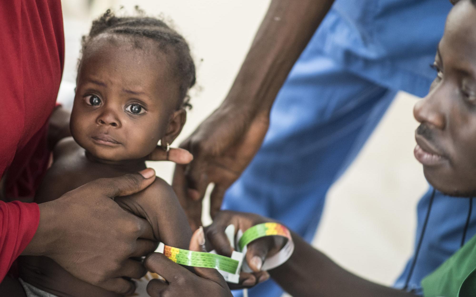 Le périmètre brachial ('MUAC') est une méthode simple d'identification des jeunes enfants malnutris.