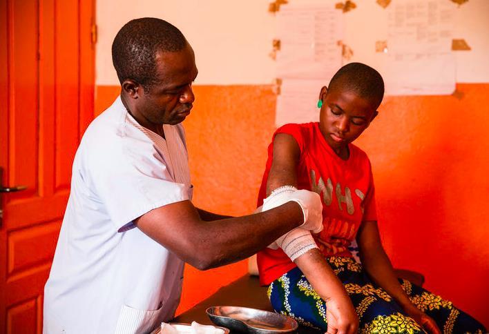 L'ulcère de Buruli peut être traité avec des antibiotiques lorsqu'il est diagnostiqué suffisamment tôt. Dans le cas contraire, le tissu infecté devra peut-être être prélevé chirurgicalement.