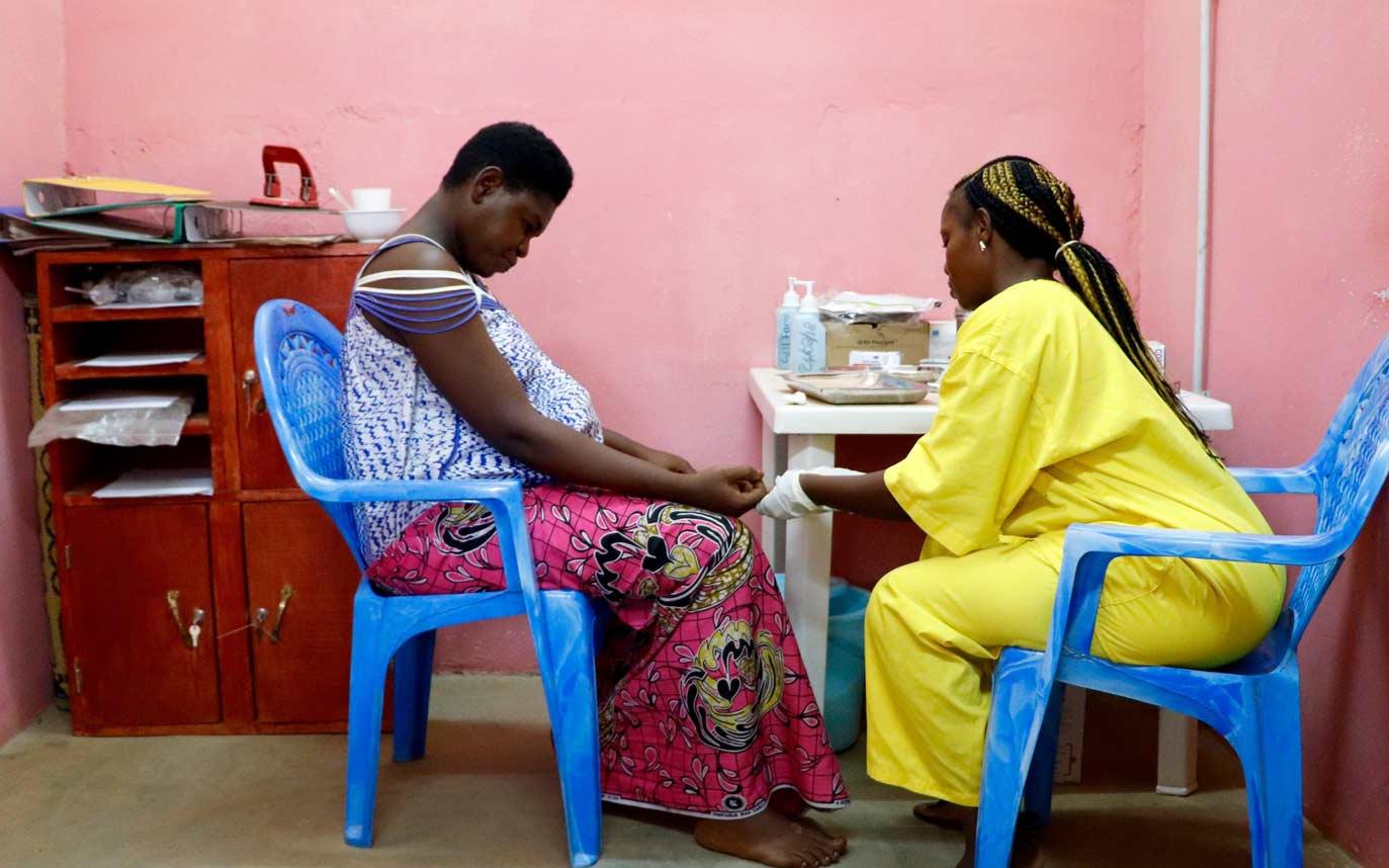 A pregnant mother is being tested for HIV and receives counselling.