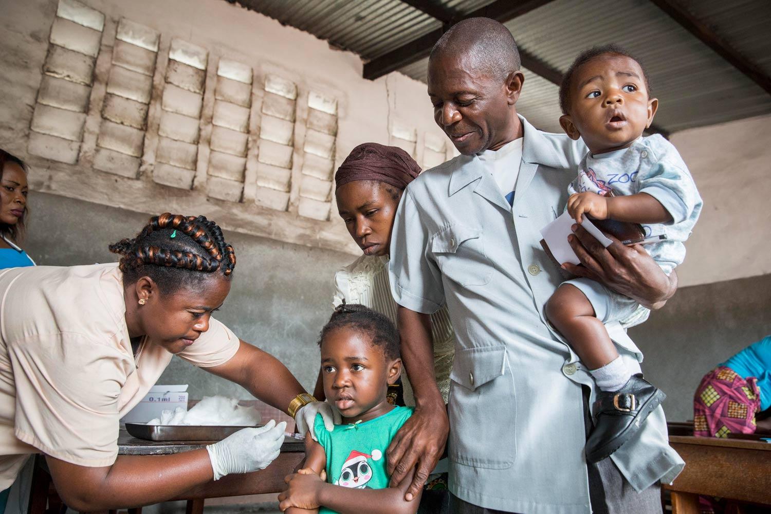 Famille vaccinée lors de la campagne de vaccination contre la fièvre jaune de Médecins sans frontières (MSF) à Kinshasa, RDC, 2016