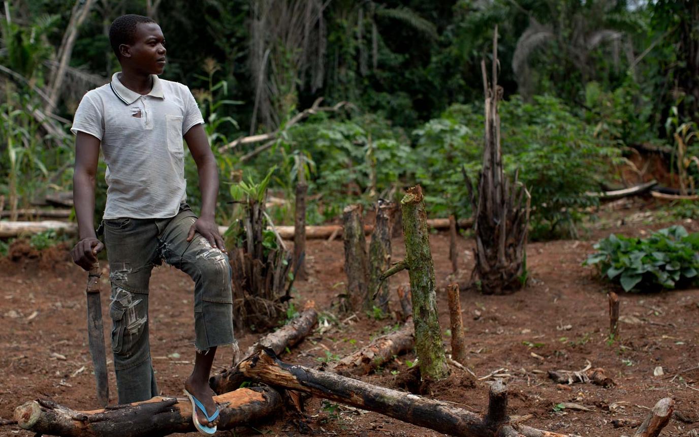 Un jeune homme dans le village de Zobia, au nord-est de la RDC. Les plus exposés à la mouche tsé-tsé et donc à la maladie vivent en milieu rural et dépendent de l'agriculture, de la pêche, de l'élevage ou de la chasse.